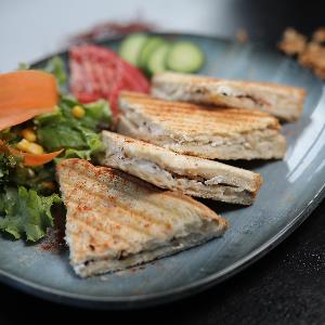 Kavurma Kaşarlı Bazlama Tost